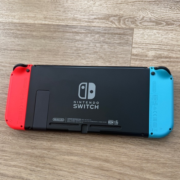 Nintendo Switch Console - Picture 5 of 16
